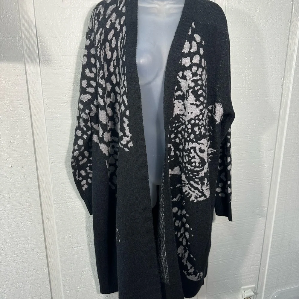 Loralette Cardi Lena Black and Gray Leopard Print Long Sleeve Sweater SZ 18 NWT - Picture 3 of 9